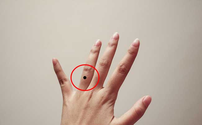  Nốt ruồi nằm ở vị trí ngón tay nhẫn rất tốt. Nó cho thấy chủ nhân là người thông minh, nhanh nhẹn.